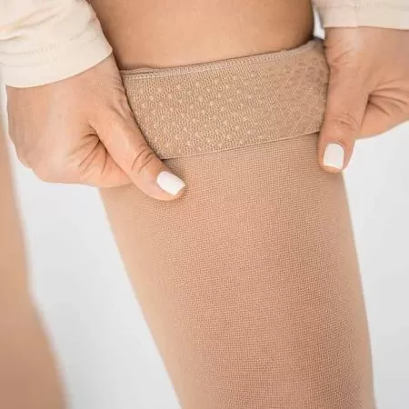 Чулки компрессионные Evolution ТК.931 унисекс 1 класс компрессии с закрытым носком и гладкой резинкой на широкое бедро цвет бежевый