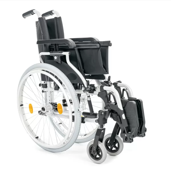 Кресло-коляска МЕТ STABLE, артикул 20460, с регулировкой высоты подлокотников, ширина сиденья 43 см, колеса пневматические