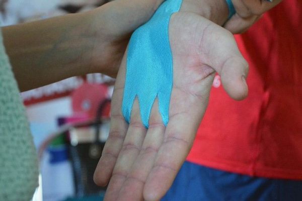 Кинезио-тейп шелковый BBalance BBTape Ice (5см*5м) голубой